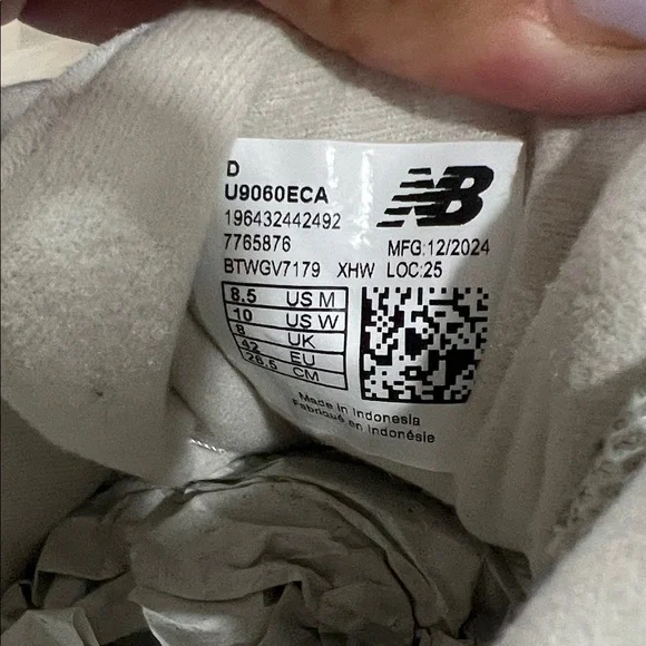 New Balance 9060 in Gray and Cream - Picture 6 of 9